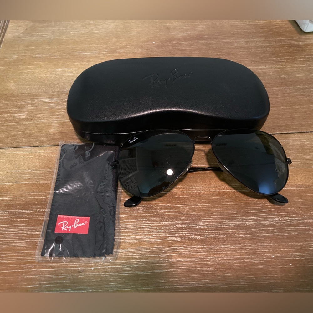 Ray- Ban Aviator Sunglasses , Cleaning cloth & Case
